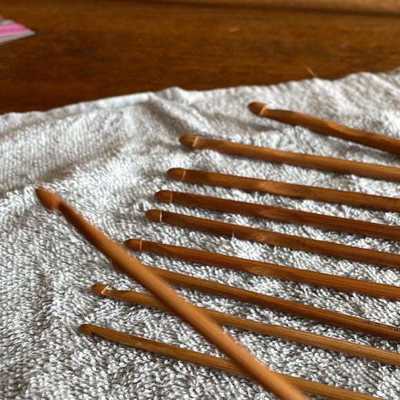 10 Wooden Crochet Hooks - Picture 3 of 3